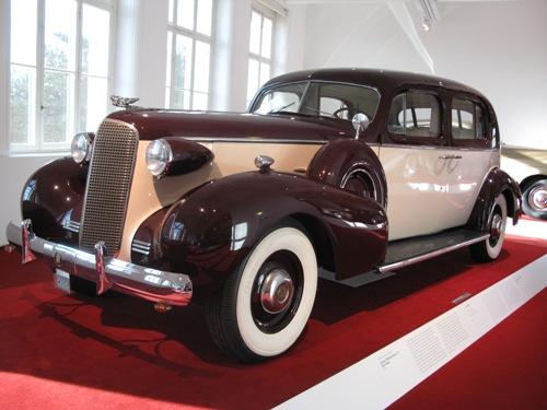 Museums-tech-wien-chrome-1937-Cadillac_Fleetwood_Series_75_Town_Sedan.jpg