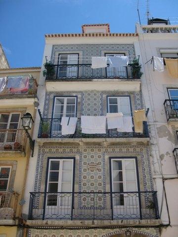 lisboa-2007-07-22-10-typical-house.JPG